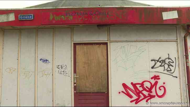 Emmeloord - Buurt baalt van verkrotte pizzeria in Emmeloord West, gemeente kan niks doen