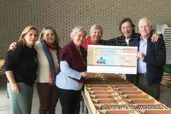 Kookclub geeft cheque aan Kanjers van Vrouwen om mensen met kanker te helpen