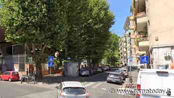 Perde il controllo dello scooter e si schianta contro tre auto in sosta. Grave 35enne