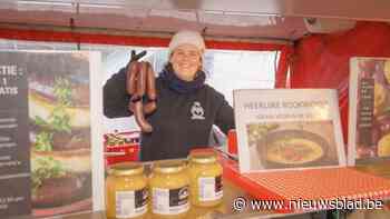 Marktkramers trakteren bezoekers op ‘proevertjes’ tijdens wekelijkse markt