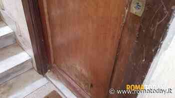 Si assenta per assistere la madre malata e gli occupano casa: "Hanno cambiato pure lo zerbino"