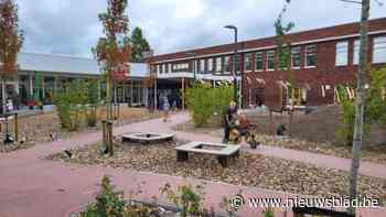 Ingang van school schuift op