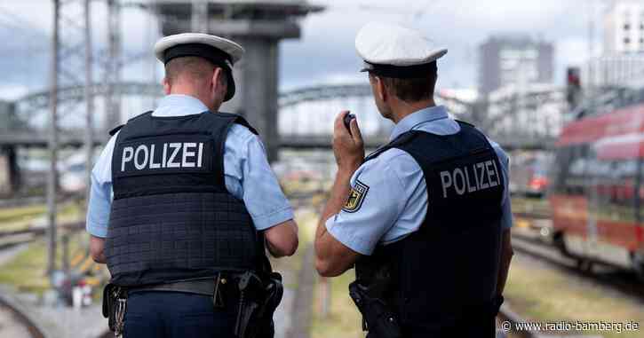 Teenager fahren außen an Zug mit oder klettern auf Waggons