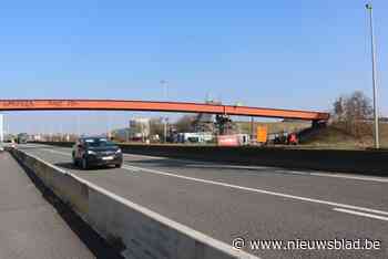 Fietsbrug 55 centimeter hoger gekrikt. Nodig voor uitzonderlijke vervoer op R4