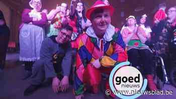 Oudsbergse carnavalsgroepen dansen de polonaise met mensen met een beperking