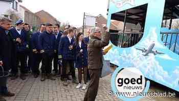 Pastoor zegent praalwagen van De Gaffelère in Diets-Heur