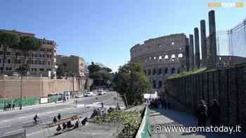 Roma via dei Fori Imperiali e la vista del Colosseo. Sulle sei corsie ridisegnate non torneranno le auto