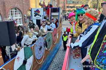 Rosenmontag in Münster: Unterwegs auf dem ersten Wagen des Zuges