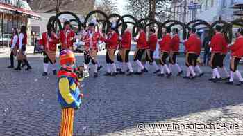 Die Schäffler ziehen am Rosenmontag durch Waldkraiburg: Damit begeisterten sie die Zuschauer
