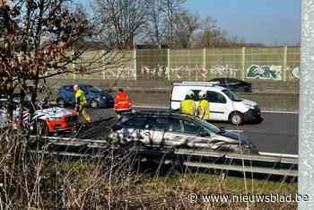 Auto eindigt tegen vangrail op E40