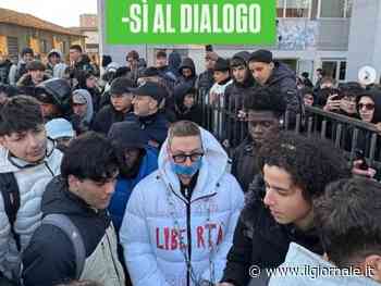 Max Felicitas incatenato. FdI: "Non si parla così di sessualità"