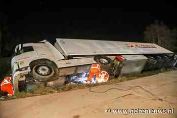 Vrachtwagen in sloot langs A15 zorgt voor afsluiting rijbaan