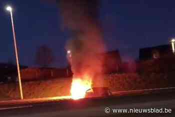 Auto brandt helemaal uit aan afrit E40 nadat motor plots vuur vat