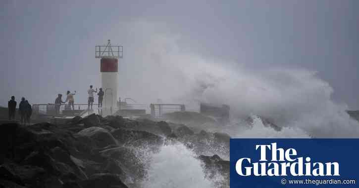 Cyclone Alfred forecast: people urged to prepare for the worst as storm bears down on south-east Queensland