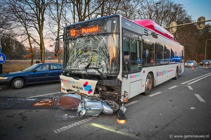 Scooterrijder gewond door botsing met stadsbus