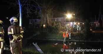 Auto belandt in water op de Weverij in Veenendaal