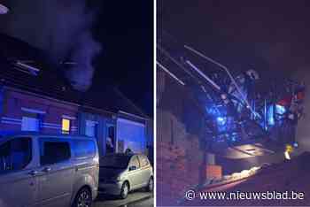 Woning volledig uitgebrand in Ekeren: bewoner afgevoerd naar ziekenhuis