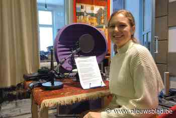 Sarah (34) gidst jongeren in zoektocht naar spiritualiteit in gebedspodcast: “Ze schamen zich nog té vaak om over hun geloof te praten”