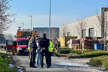 Brandweer rukt uit voor brandende batterij in zonnepanelenbedrijf: “Snel onder controle”