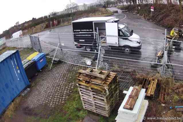 Bestuurder van bestelwagen van bekende chocolatier loost afval aan openluchtzwembad: “Dit is gewoon onaanvaardbaar”