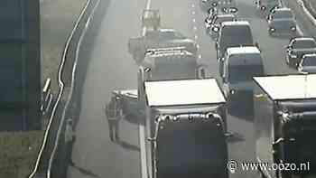 Kapotte vrachtwagen zorgt voor vertraging op A10 bij Landsmeer