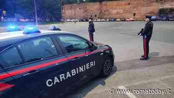 Ubriaco armato di ascia e machete semina il panico in strada