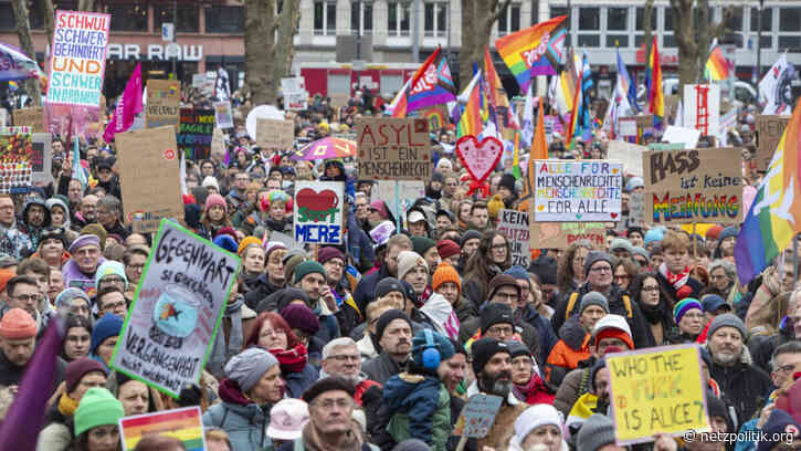 Geopolitik und Demokratie: Riesiges Bündnis fordert wirksame Kontrolle von Plattformen