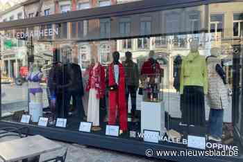 Handelaars tonen samen deel van hun nieuwe collectie in glazen huis op Grote Markt: “Spijtig dat het rommelmarktcomité niet is ingelicht”