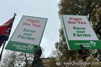 Farmers march in London on foot against inheritance tax policy