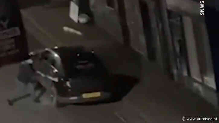 Hilarisch: anti-Musk activist sloopt auto van het verkeerde merk