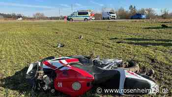 Lieferwagen schneidet Biker auf B304 bei Pfaffing -  verletzt in Klinik gebracht