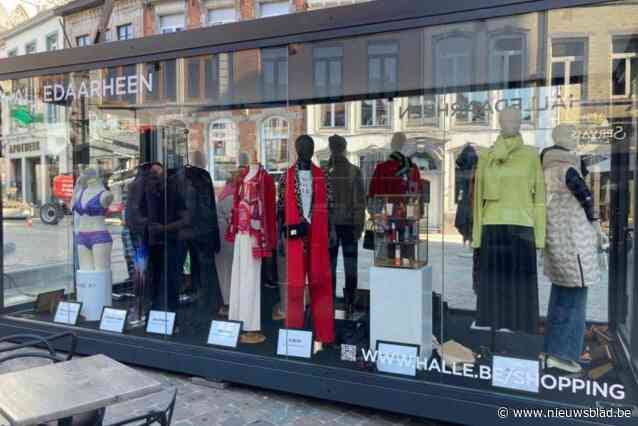 Handelaars tonen samen nieuwe collectie in glazen huis op Grote Markt: “Spijtig dat het rommelmarktcomité niet is ingelicht”