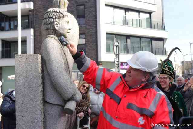 Hoofdwonde houdt Guy D’haeseleer niet tegen om uitdaging aan te gaan en carnavalsstandbeeld te wassen: “Ik maak me pas zorgen als niemand over het incident zou spreken”