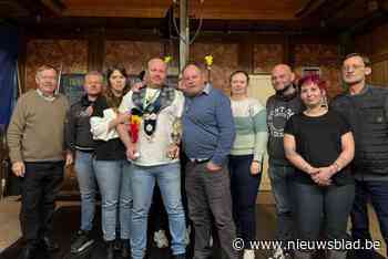 Met winterkoning rijft Dieter (41) vierde koningstitel op rij binnen: “Mooiste op mijn twaalfde”