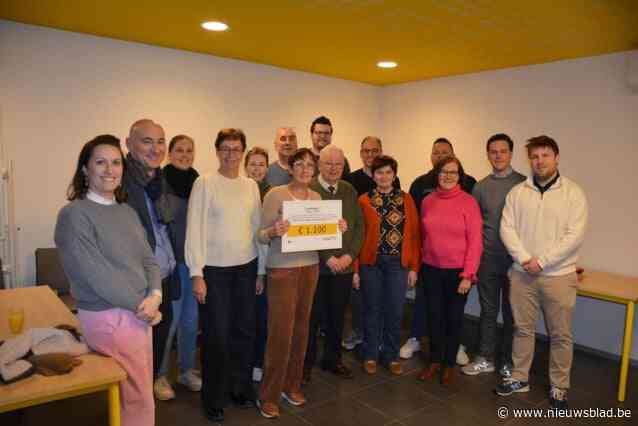 Sociaal Huis krijgt cheque van 1.100 euro van werkgroep rond Vlaanderen Feest
