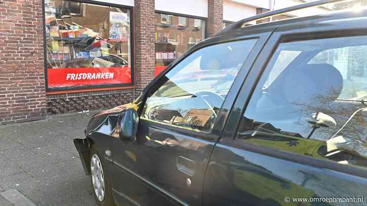 Oudere man rijdt met auto in op supermarkt, ruit flink beschadigd