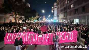 Il corteo di Non una di meno a Roma, l'8 marzo la "marea fucsia" sfila nella Capitale