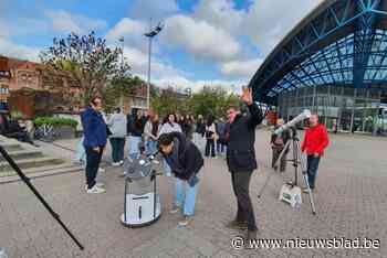 Mercurius Halle kijkt naar de sterren en naar de zon