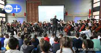 Schulorchester der Ricarda-Huch-Schule besucht Grundschule in Hannover-Vahrenheide