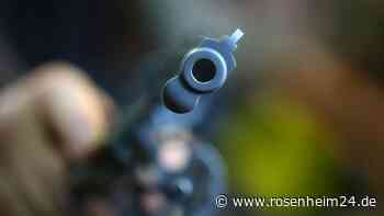 Schreckliche Fehleinschätzung: Mann (63) schießt auf Freund (22) – Lebensgefahr