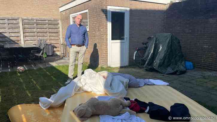 Bebloede man gaat slapen in het huis van Eddy en laat spoor van kots achter