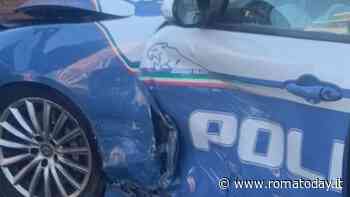 Incidente a Ostia: scontro tra auto della polizia e una 500. Nella carambola coinvolti quattro veicoli in sosta