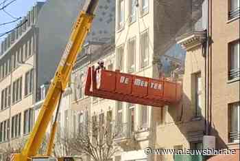 Spectaculaire beelden tonen hoe kraan met slingerende container aan gevel sloopt in Brussel: “Dit is roekeloos en onaanvaardbaar”