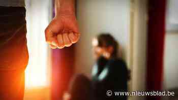 Man slaat trekstok kapot op echtgenote: “Zijn agressie stopte pas toen hij dronken in slaap viel”