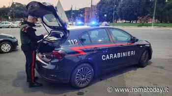 "Dammi i soldi". Paura per un anziano, minacciato in strada con un coccio di bottiglia