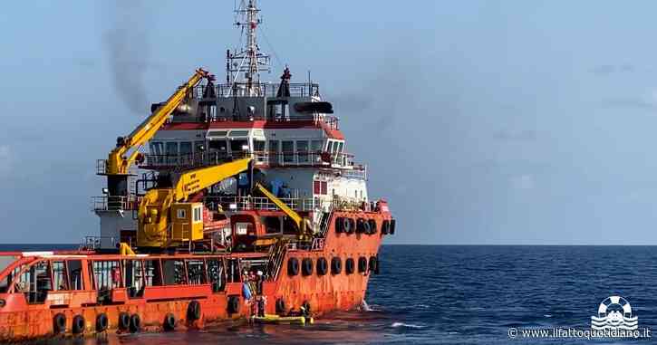 Soccorsi i 32 migranti fermi da giorni su una piattaforma petrolifera al largo della Tunisia: l’operazione di salvataggio della Ong Sea Watch