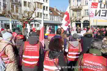 Sparkassen-Beschäftigte aus ganz OWL streiken in Herford