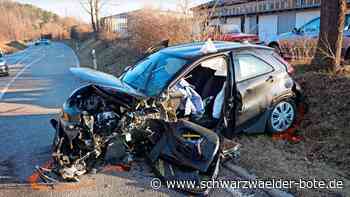 Schwerer Unfall bei Ostelsheim: Zwei Autos stoßen frontal zusammen