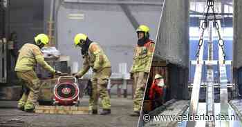 Brand bij verzinkerij ‘door foutje van de klant’: personeel blust snel, maar toch komt brandweer met grote ploeg