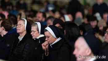 Prognose bleibt zurückhaltend: Papst muss über Nacht Atemmaske tragen werden